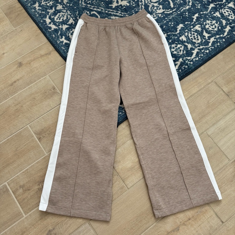 Brand new Abercrombie YPB Neo Knit Wide Leg Pants size S-Short